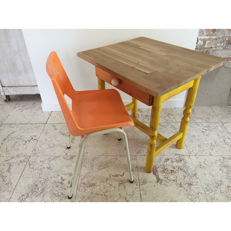 Klein vintage bureau en stoel voor kinderen