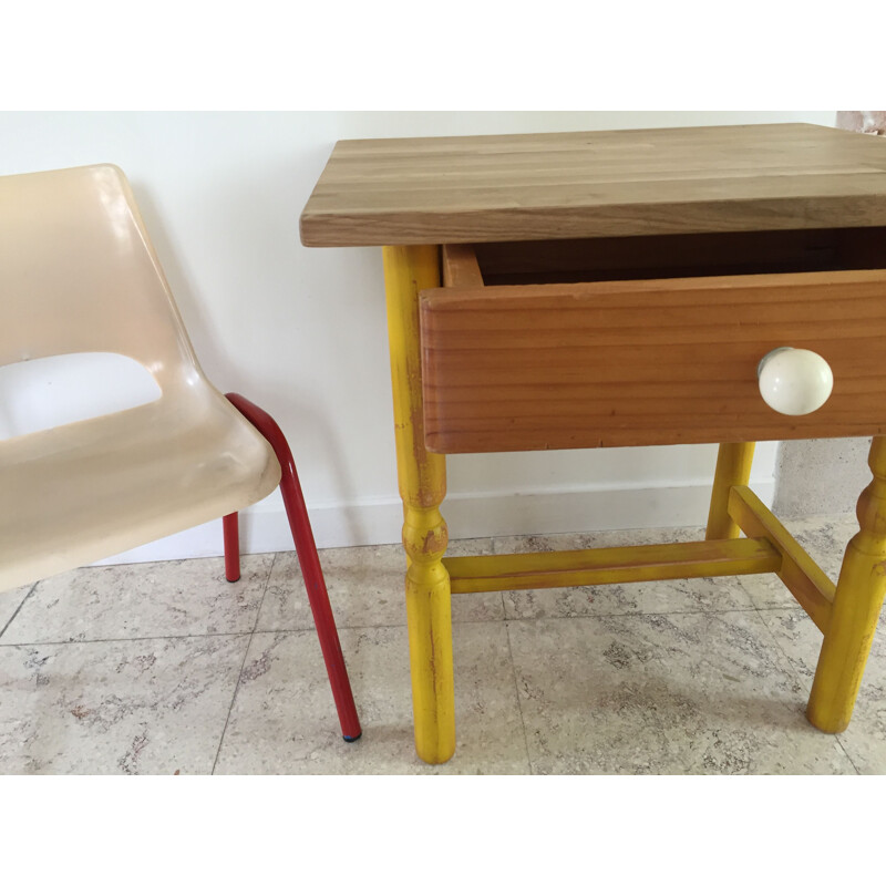 Kleiner Vintage-Schreibtisch für Kinder und sein Stuhl