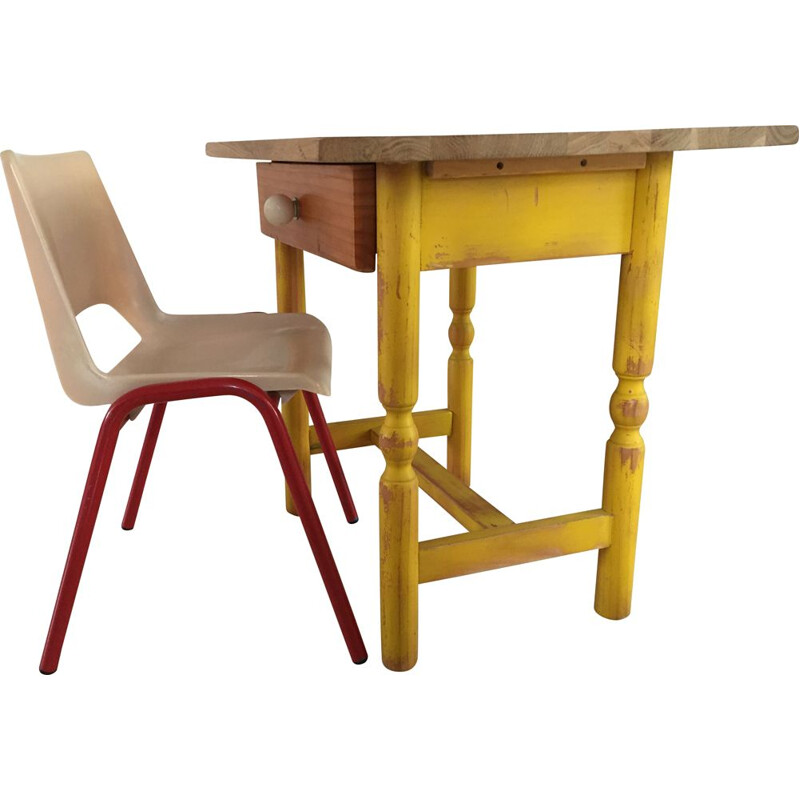 Pequeño escritorio y silla de época para niños