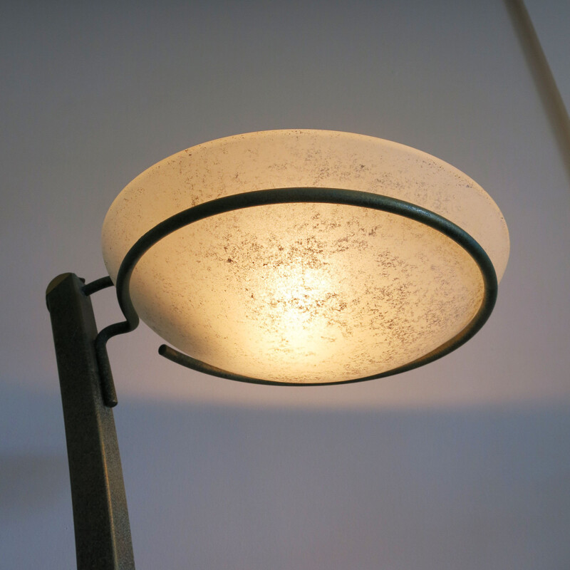 Vintage metalen vloerlamp met mat glas van Pierre Vandel, Frankrijk 1970