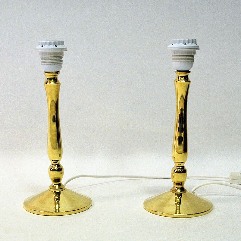Par de lámparas de mesa clásicas de latón de Escandinavia 1950
