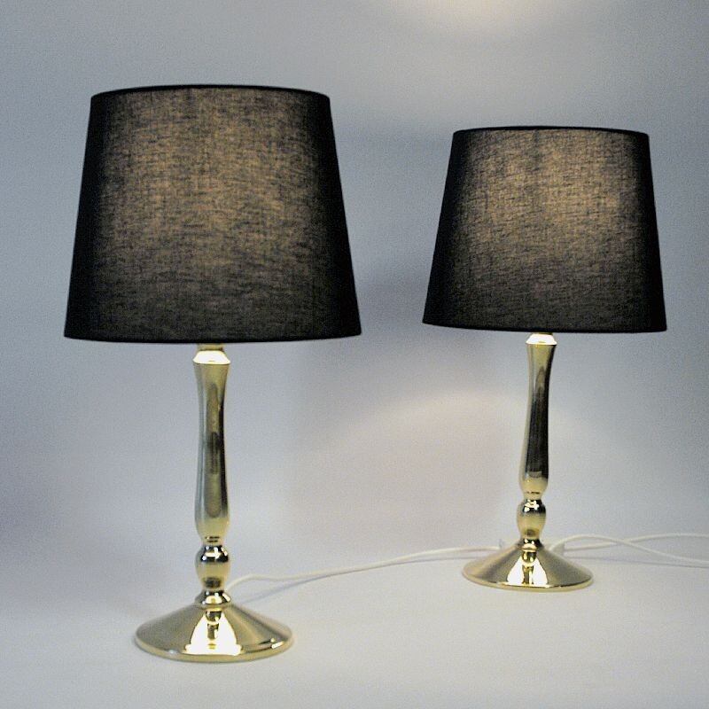 Par de lámparas de mesa clásicas de latón de Escandinavia 1950