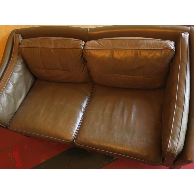 Canapé vintage 2 places en cuir avec cadre en teck par Grant en vert olive foncé danois 1960