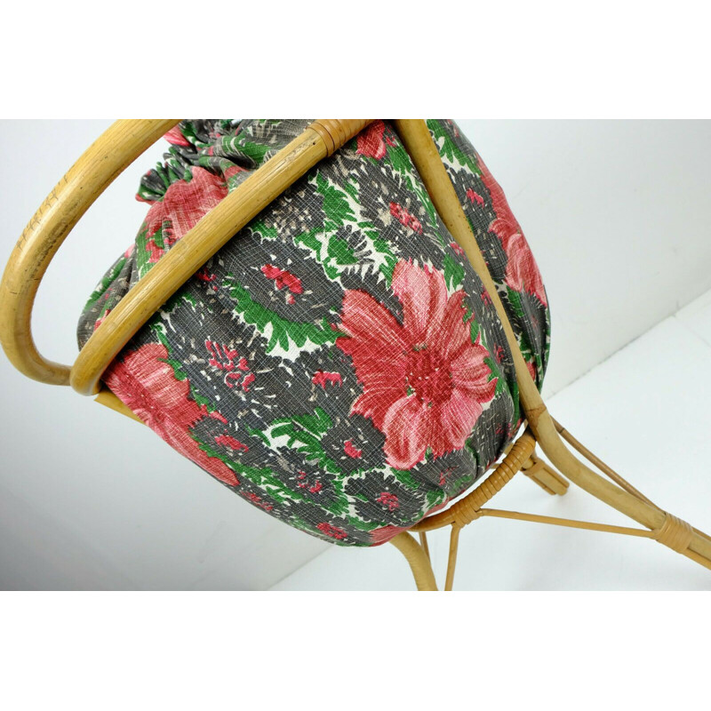 Boîte à couture ou panier à tricoter vintage en rotin de bambou et tissu fleuri sur 3 pieds 1950