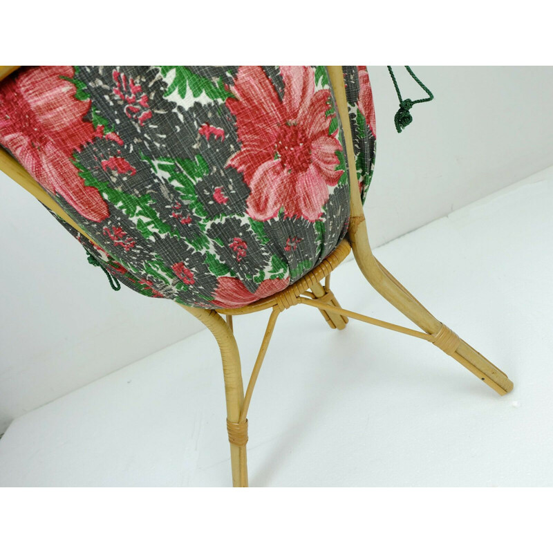 Boîte à couture ou panier à tricoter vintage en rotin de bambou et tissu fleuri sur 3 pieds 1950