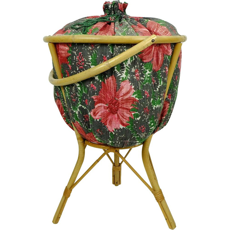 Boîte à couture ou panier à tricoter vintage en rotin de bambou et tissu fleuri sur 3 pieds 1950