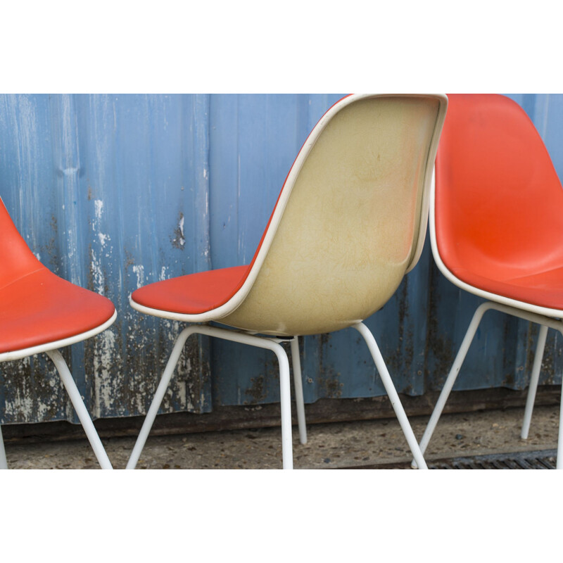 Suite de 4 Chaises vintage en skai orange et fibre parchemin