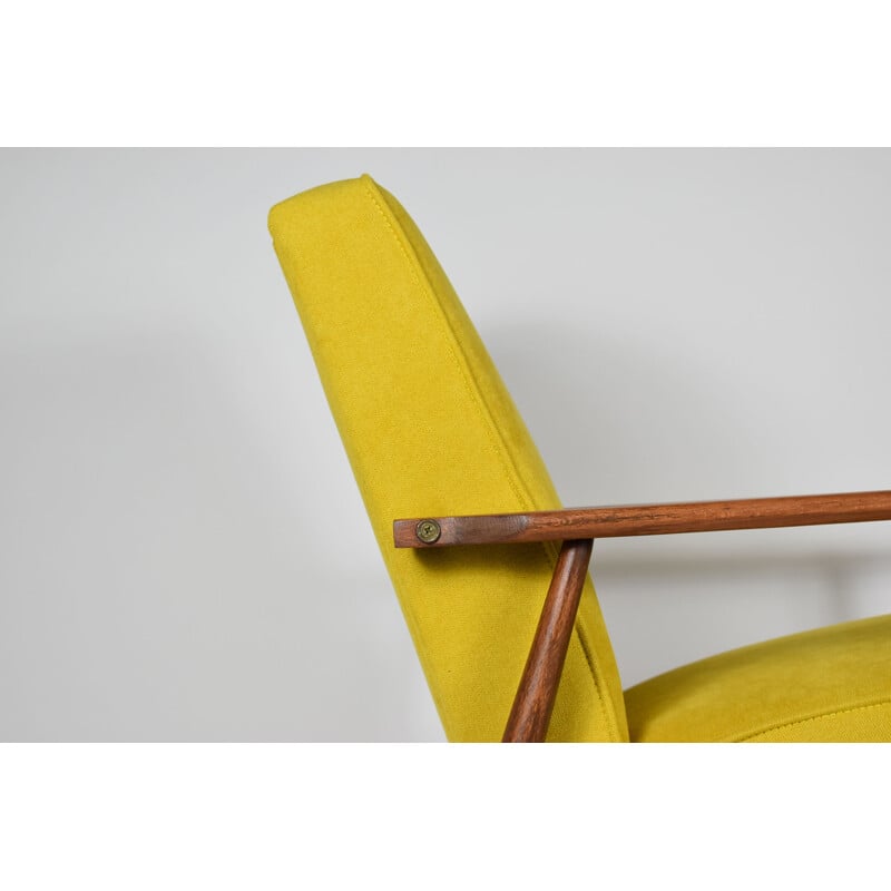 1970 vintage fauteuil type 300-190 geel van Henryk Lis 1970
