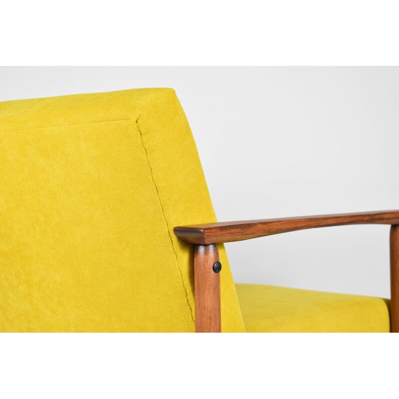 Gele vintage fauteuil type 300-190 van Radomsko 1970
