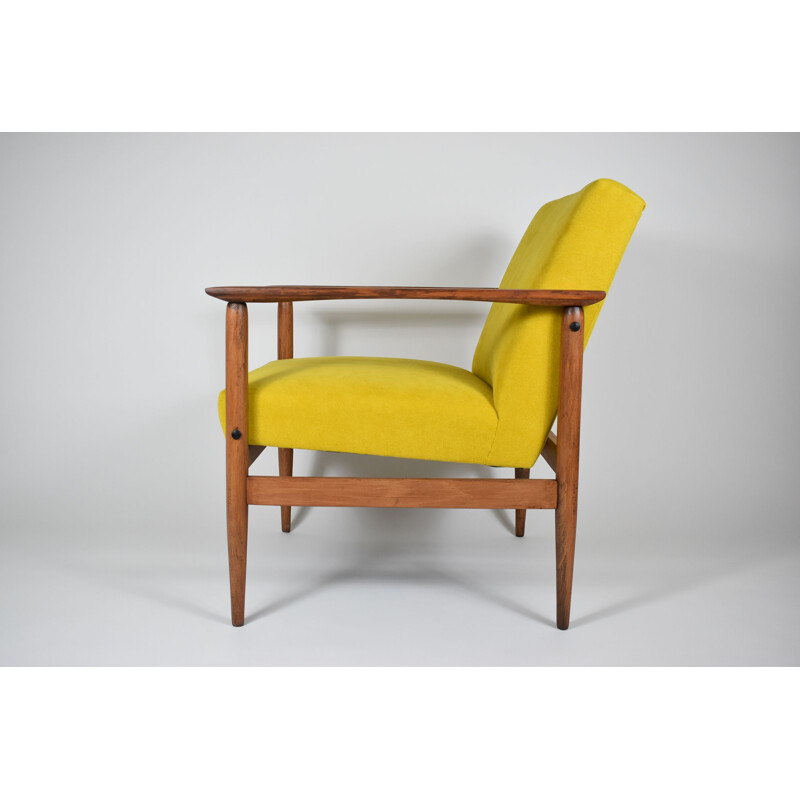 Gele vintage fauteuil type 300-190 van Radomsko 1970