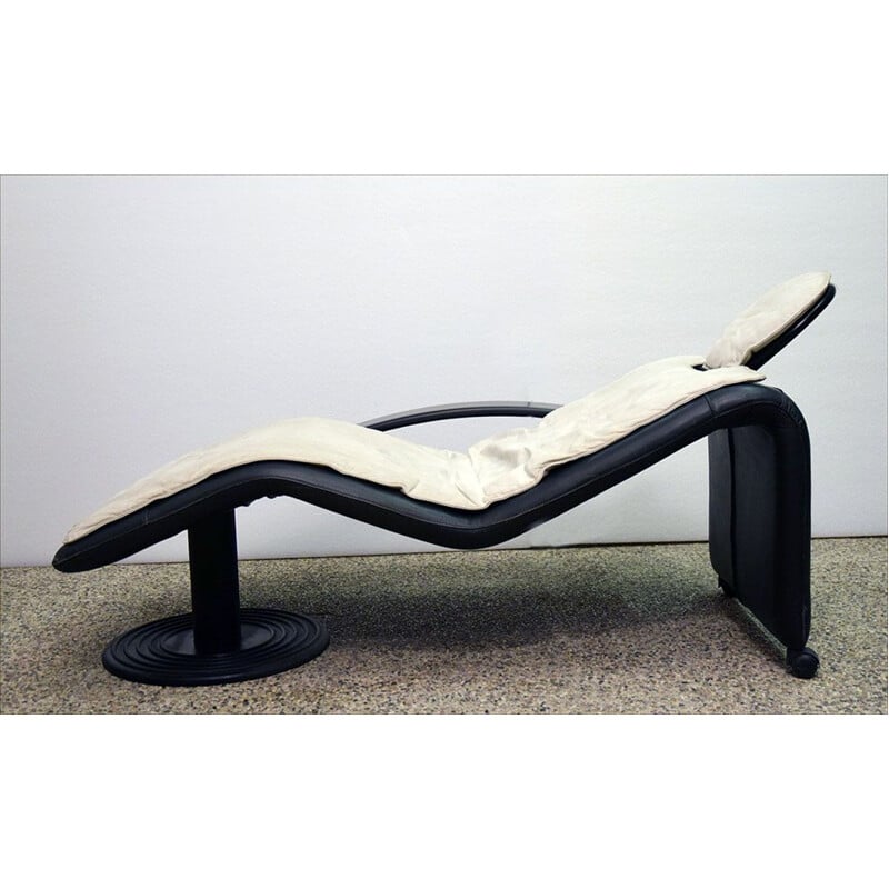 Vintage chaise longue on castors Italy 1980s