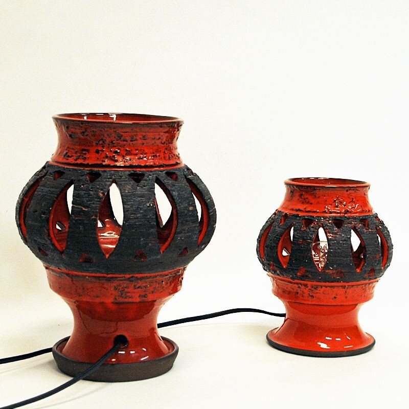 Coppia di lampade da tavolo vintage in ceramica rossa di Nykirka Motala Keramik, Svezia 1960