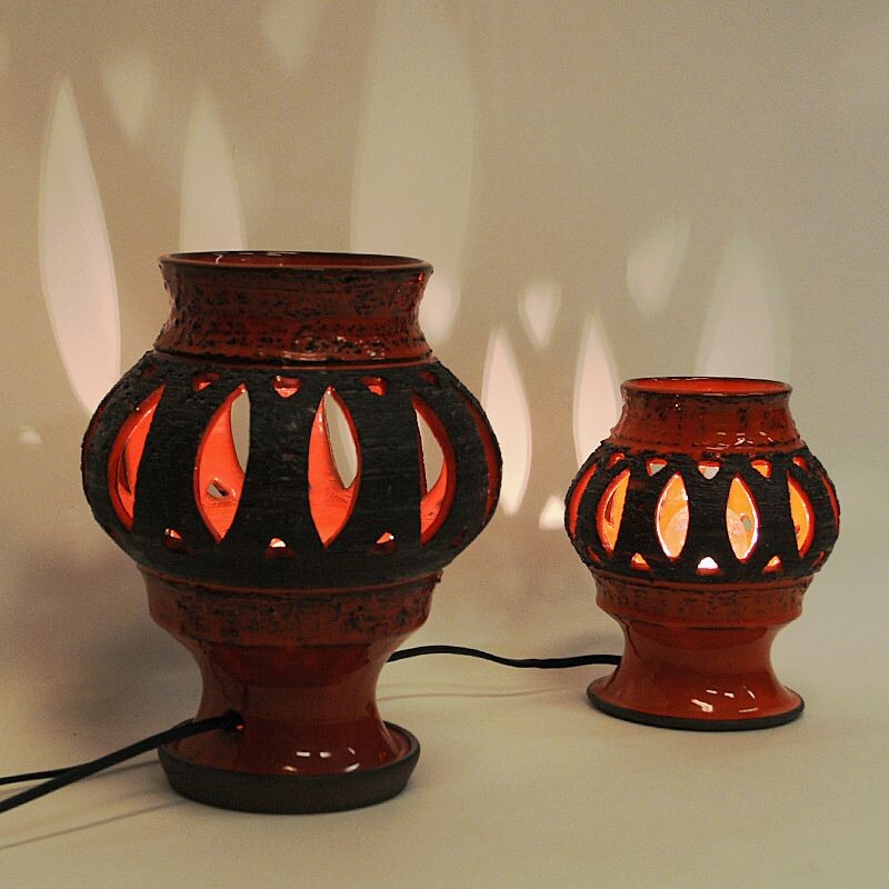 Pareja de lámparas de mesa vintage de cerámica roja de Nykirka Motala Keramik, Suecia 1960