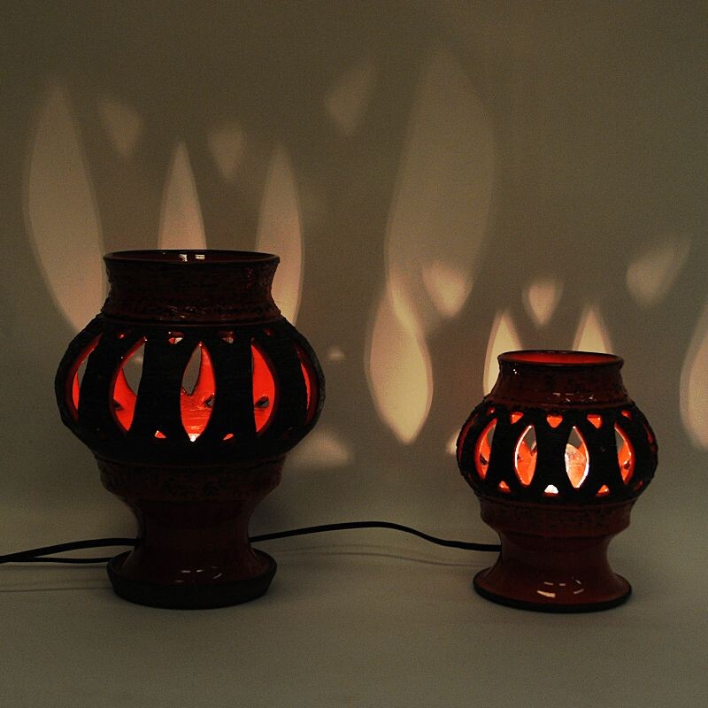 Coppia di lampade da tavolo vintage in ceramica rossa di Nykirka Motala Keramik, Svezia 1960