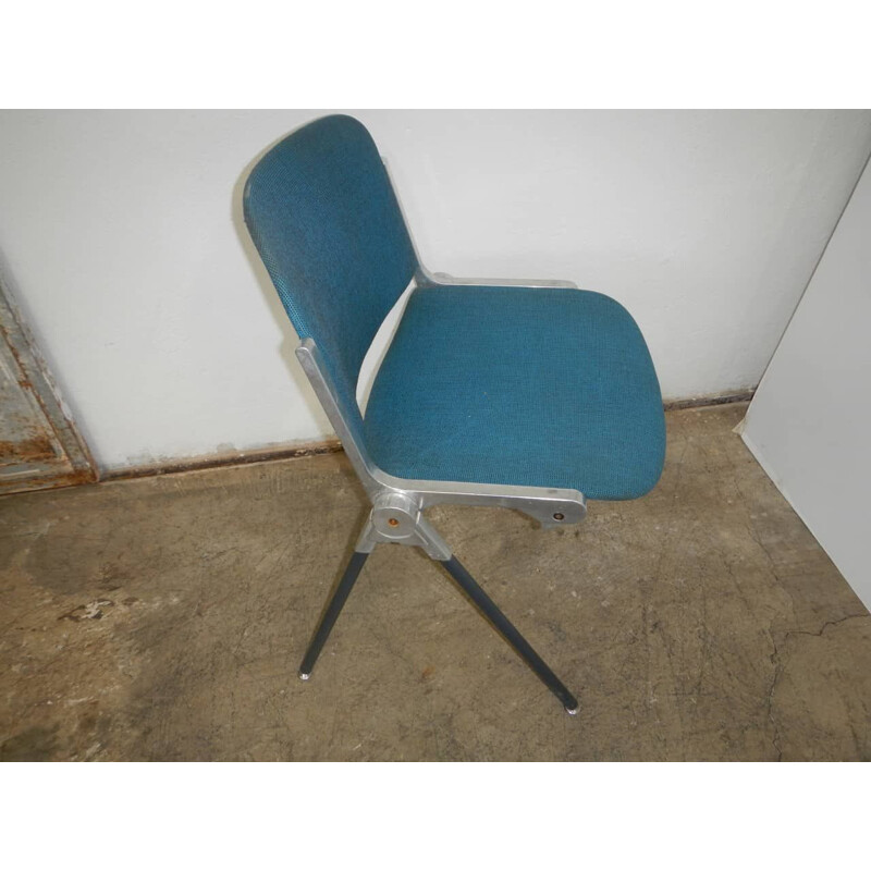 Ferro vintage e cadeira de escritório em tecido