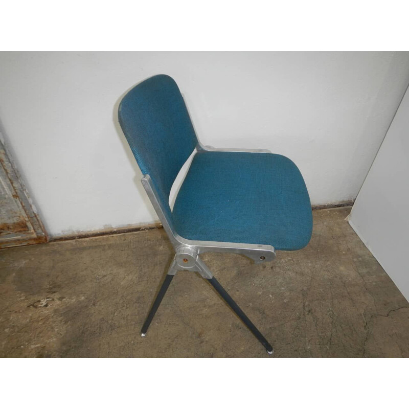 Ferro vintage e cadeira de escritório em tecido
