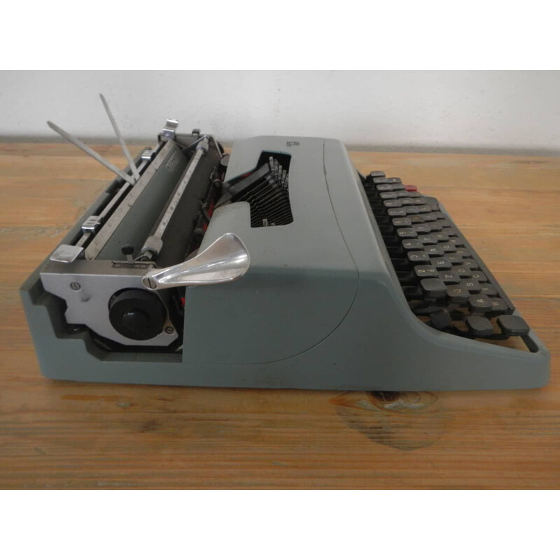 Máquina de escribir antigua Olivetti, Italia 1960