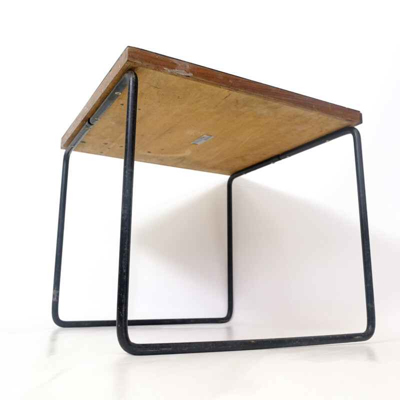 Pierre Guariche, table d’appoint noire pour Steiner, 1955.