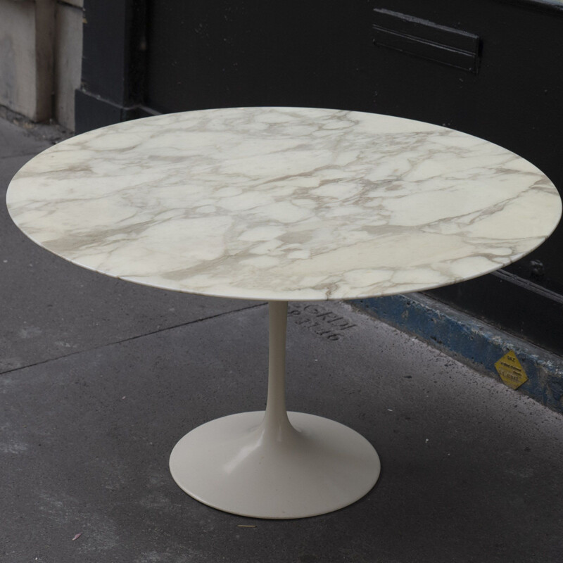 Vintage Tulip round table in marble 1970s