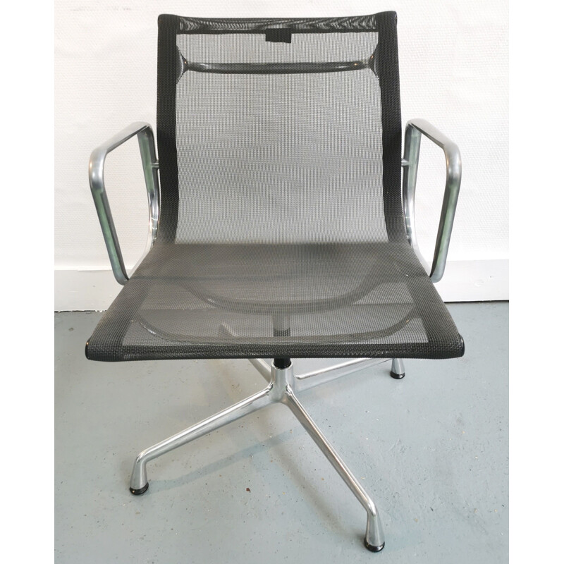 Vintage EA107 Eames fauteuil voor VITRA