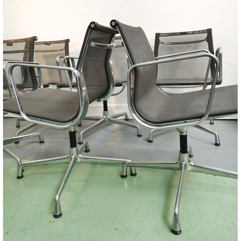 Vintage EA107 Eames fauteuil voor VITRA