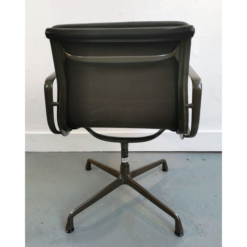 Fauteuil vintage Soft Pad Chairs EA 208 pour Vitra