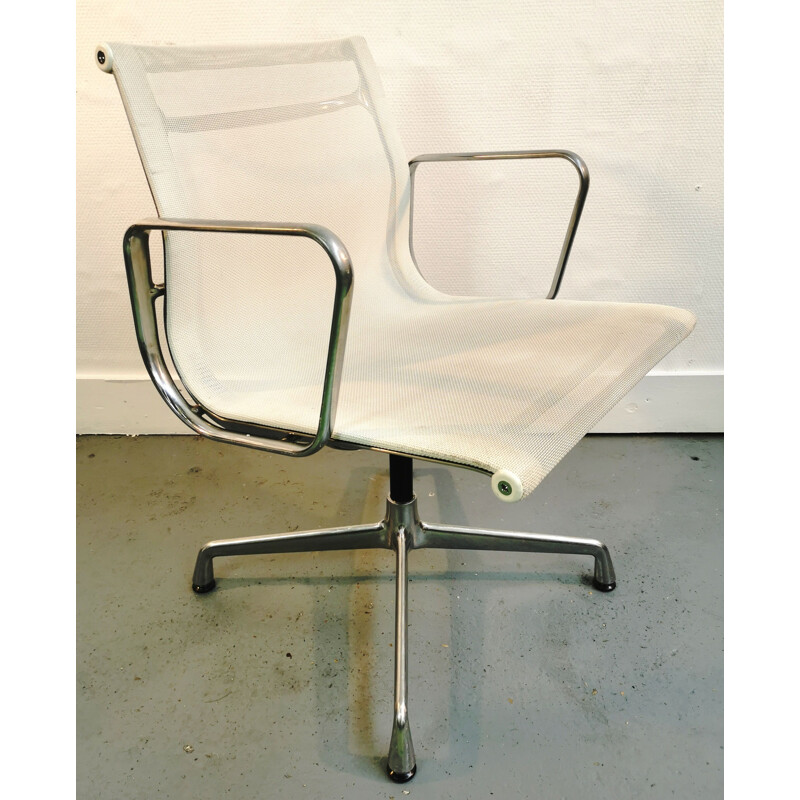 Fauteuil vintage EA107 Eames pour Vitra 