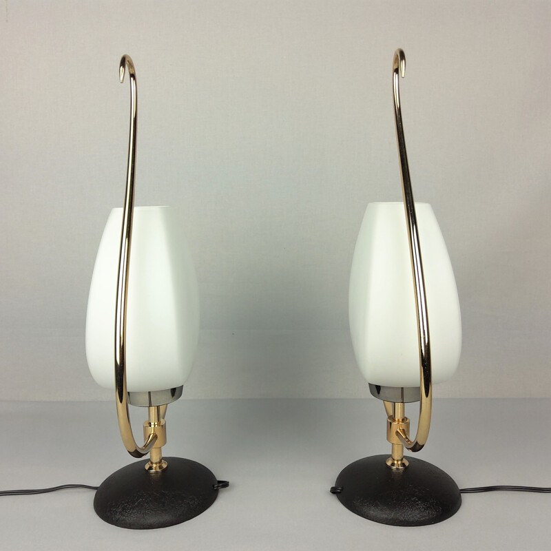 Coppia di lampade vintage in opalina e ottone, 1960