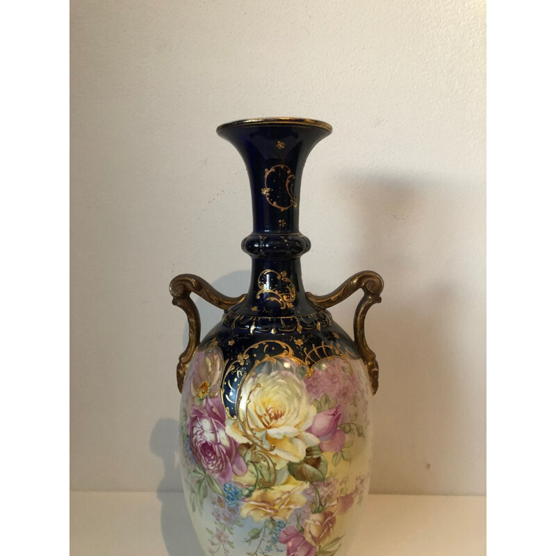 Vase vintage en porcelaine avec des fleurs peintes à la main