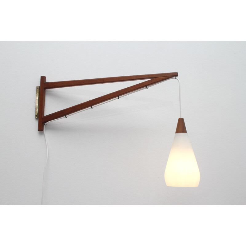 Vintage teak en opaal glas wandlamp 1960