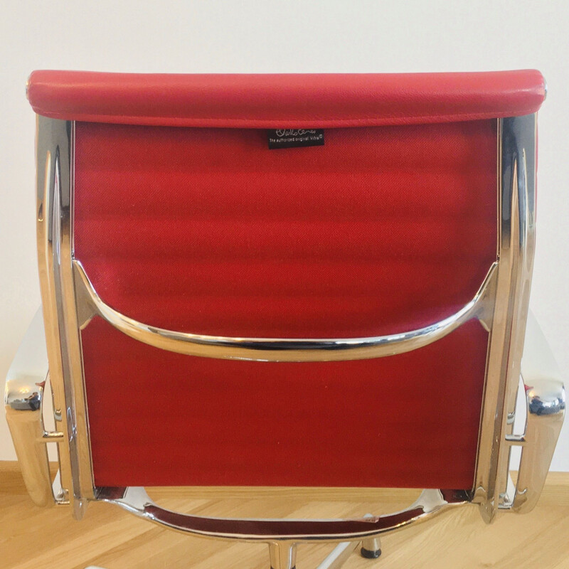 Chaise vintage en aluminium de Charles et Ray Eames par Vitra