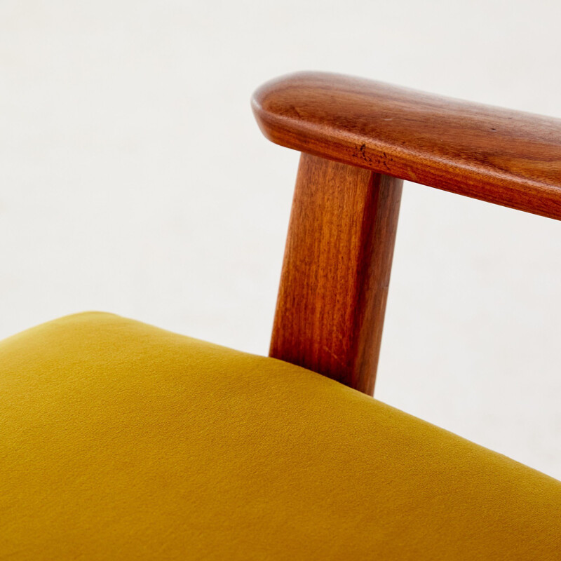 Fauteuil vintage en teck avec nouvelle tapisserie en velours jaune Danemark 1960