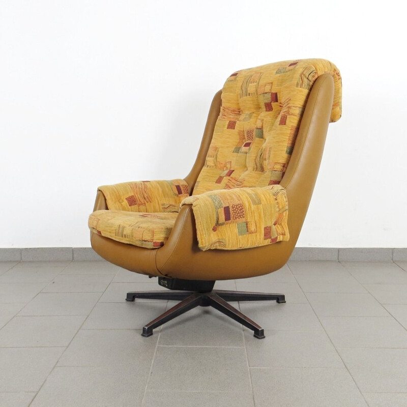 Set of 4 vintage swivel armchairs by Peem