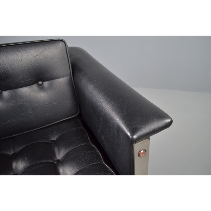 Fauteuil longue vintage en simili cuir noir par Beaufort 1950