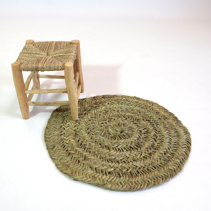 Round vintage carpet in natural fiber braided