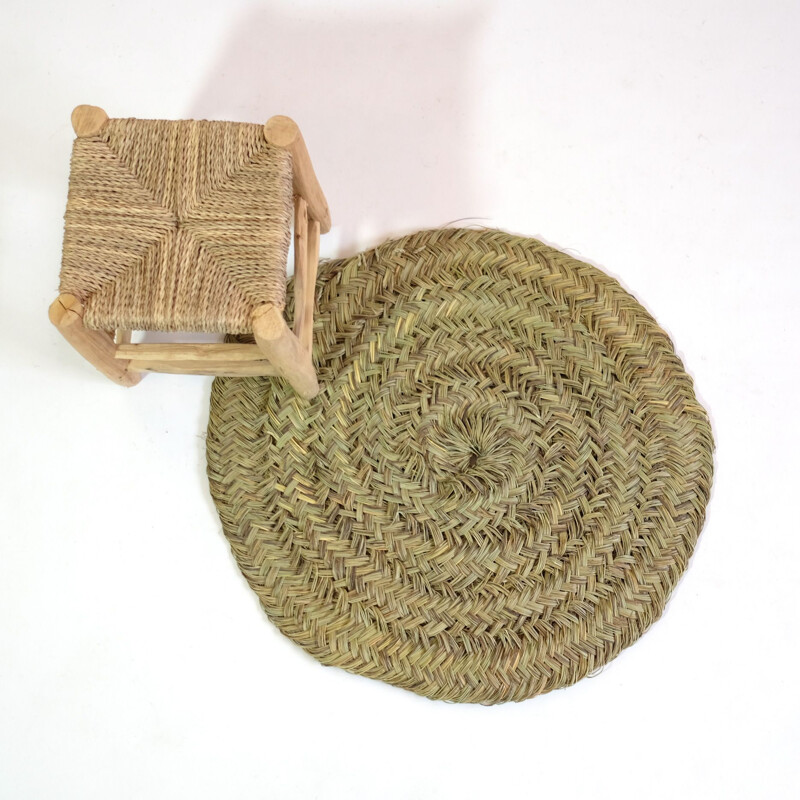 Round vintage carpet in natural fiber braided