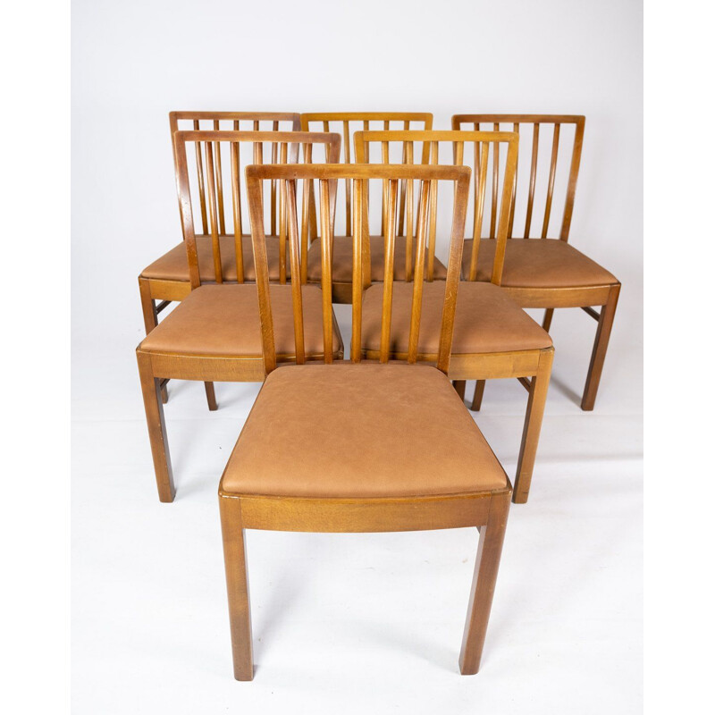 Set van 10 vintage stoelen licht hout en met cognac leer