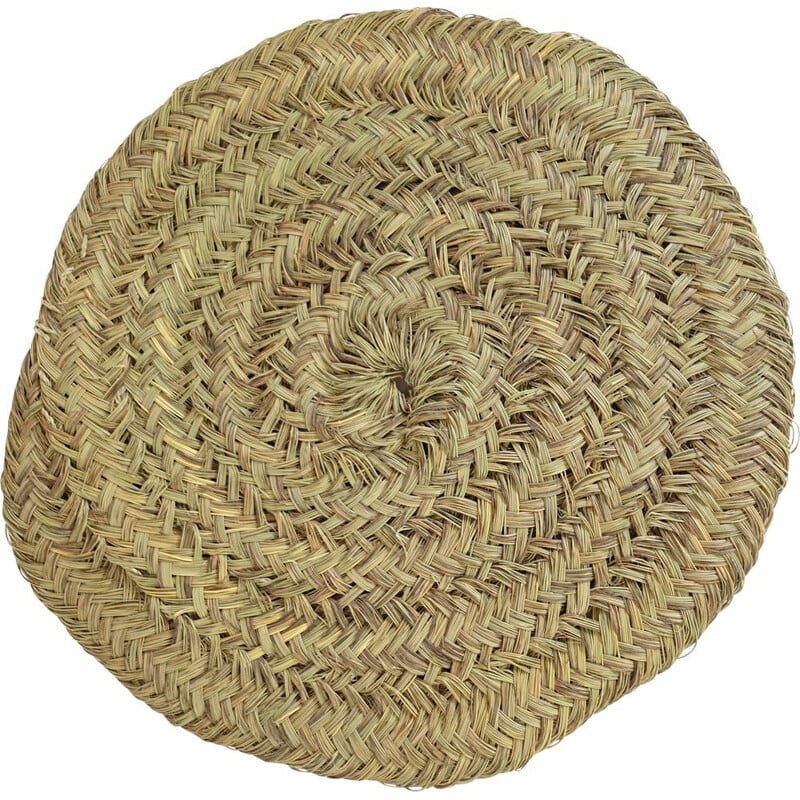 Round vintage carpet in natural fiber braided