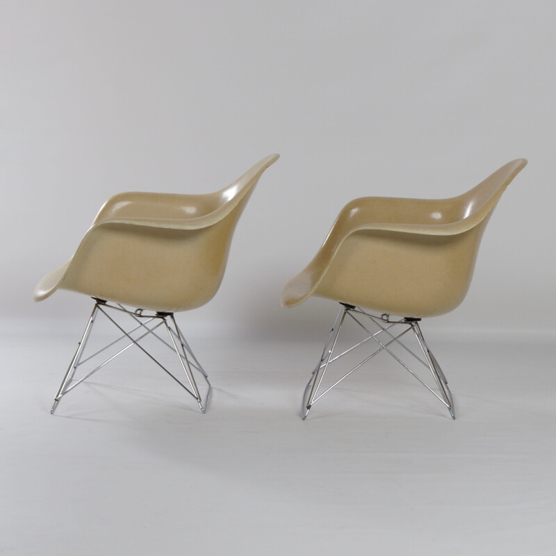 Paire de fauteuils LAR en fibre de verre de Charles & Ray Eames pour Herman Miller 1970