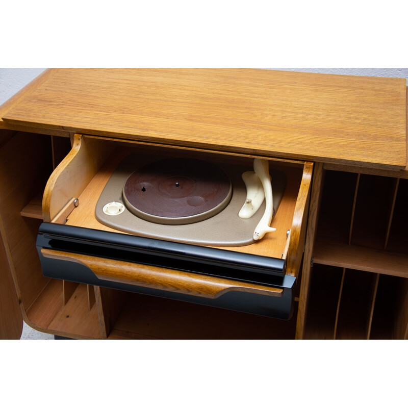 Gabinete Vintage com gramofone por Jindřich Halabala para UP Závody, Checoslováquia 1950