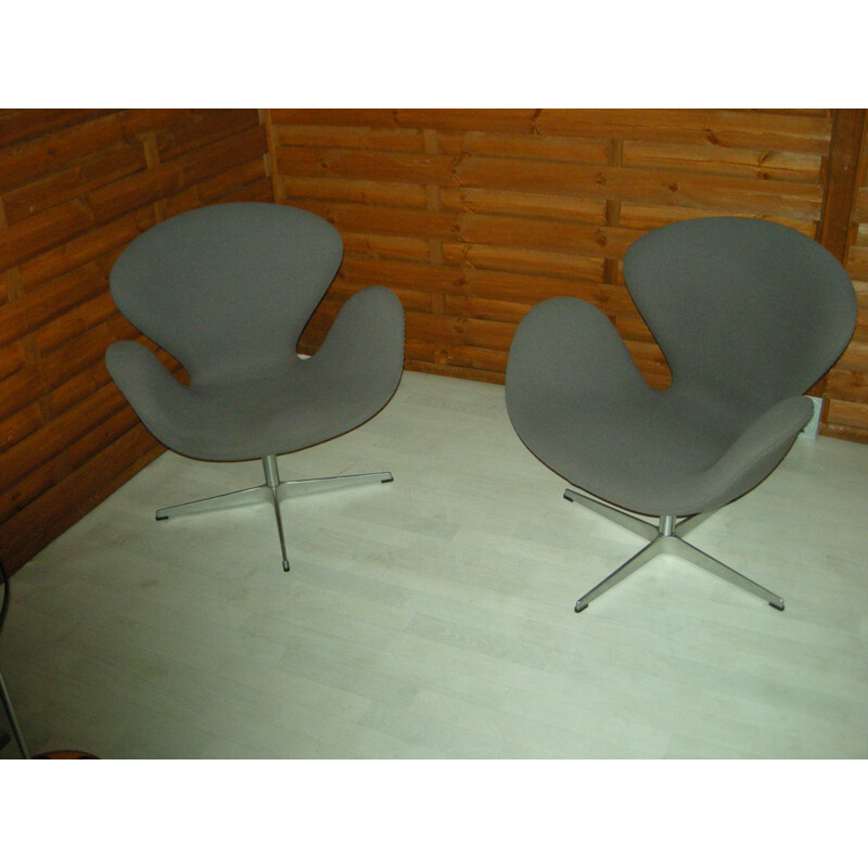 Pair of armchairs "Swan", Arne JACOBSEN - 2000s