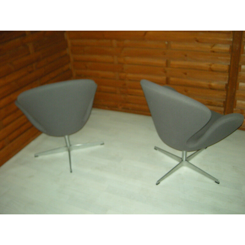 Pair of armchairs "Swan", Arne JACOBSEN - 2000s