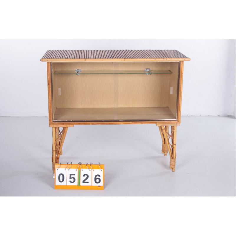 Mueble bar vintage de bambú con puertas de cristal