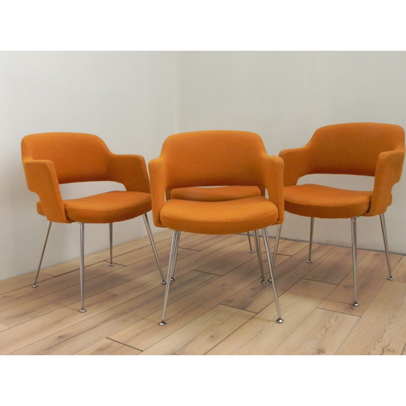 Suite de quatre fauteuils en tissu orange - 1970