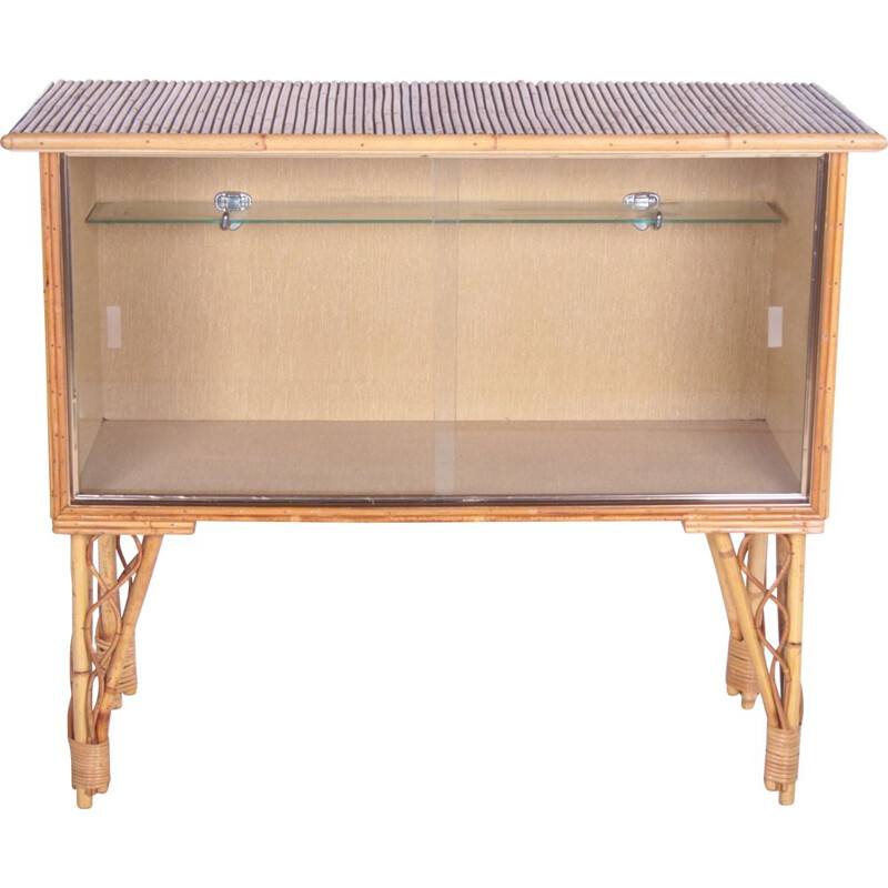 Mueble bar vintage de bambú con puertas de cristal