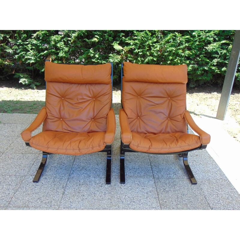 Paire de fauteuils vintage en cuir et bois laqué par Ingmar Relling