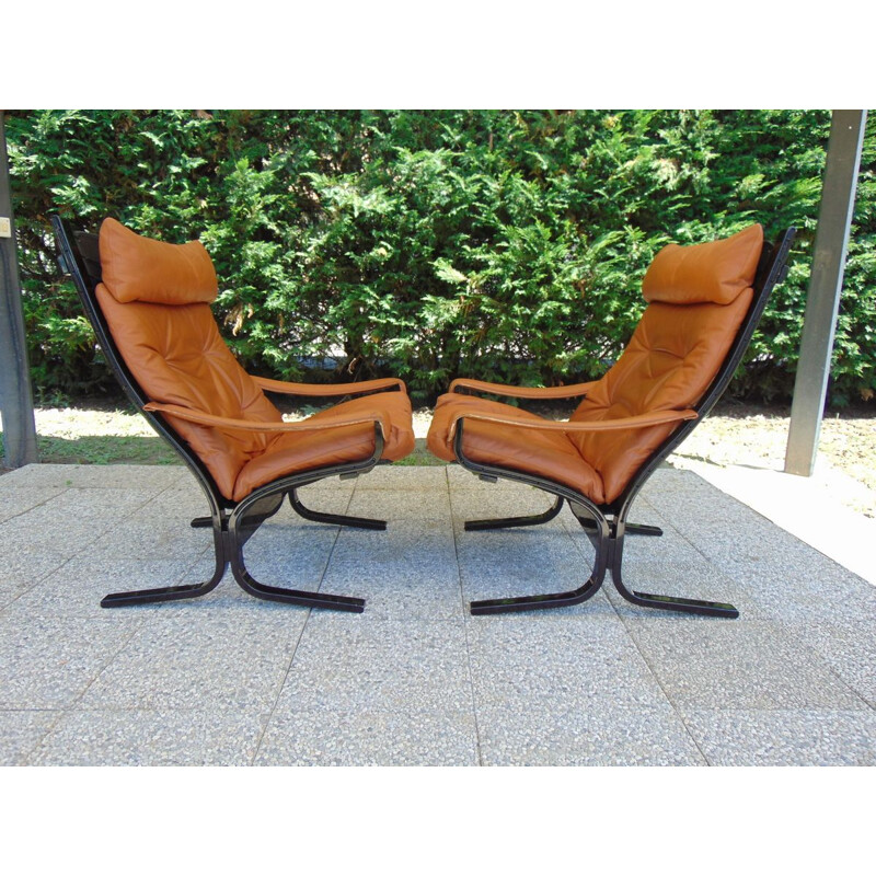 Paire de fauteuils vintage en cuir et bois laqué par Ingmar Relling