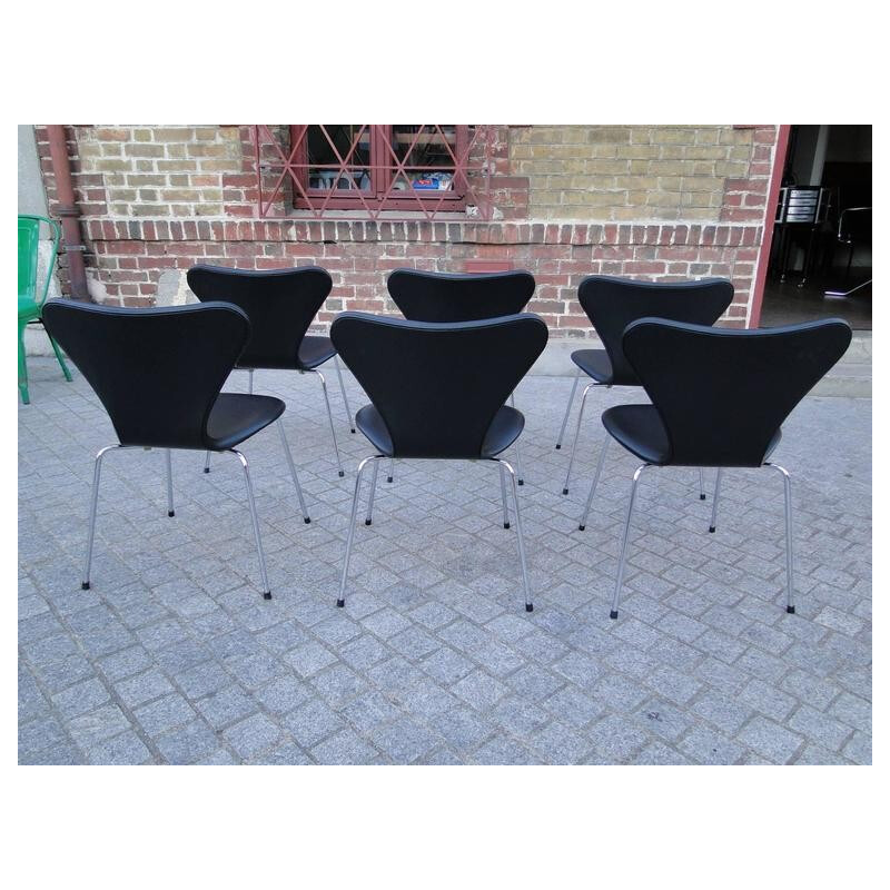 Suite de 6 chaises "3107" Fritz Hansen en cuir noir, Arne JACOBSEN - 1970