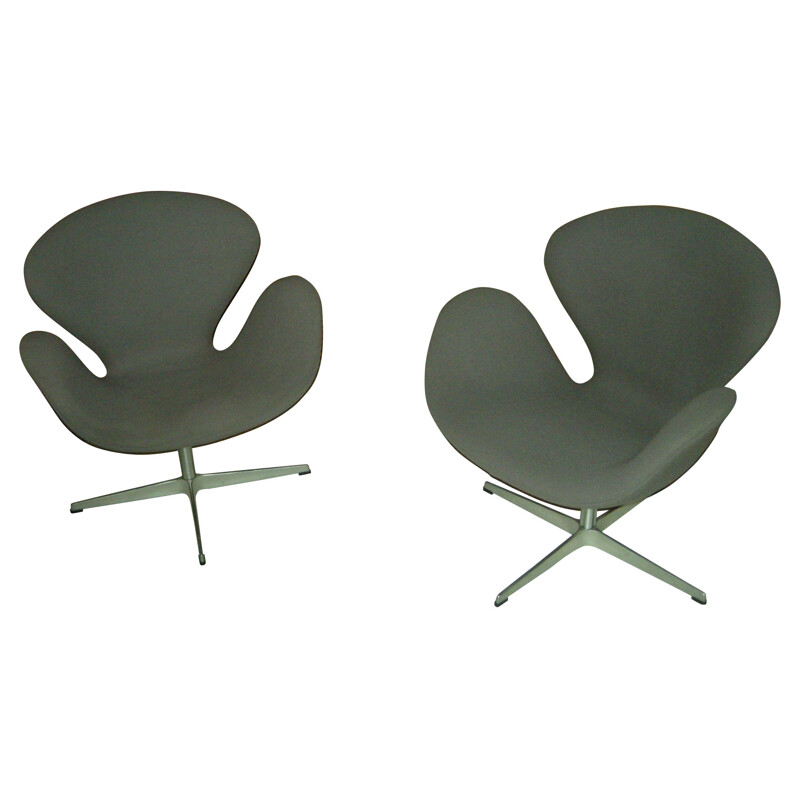 Pair of armchairs "Swan", Arne JACOBSEN - 2000s