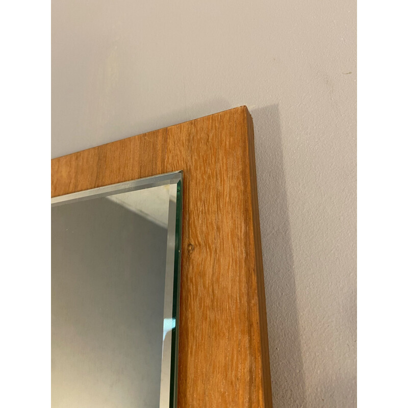 Espejo vintage escandinavo con un recorte en un marco de madera, 1960